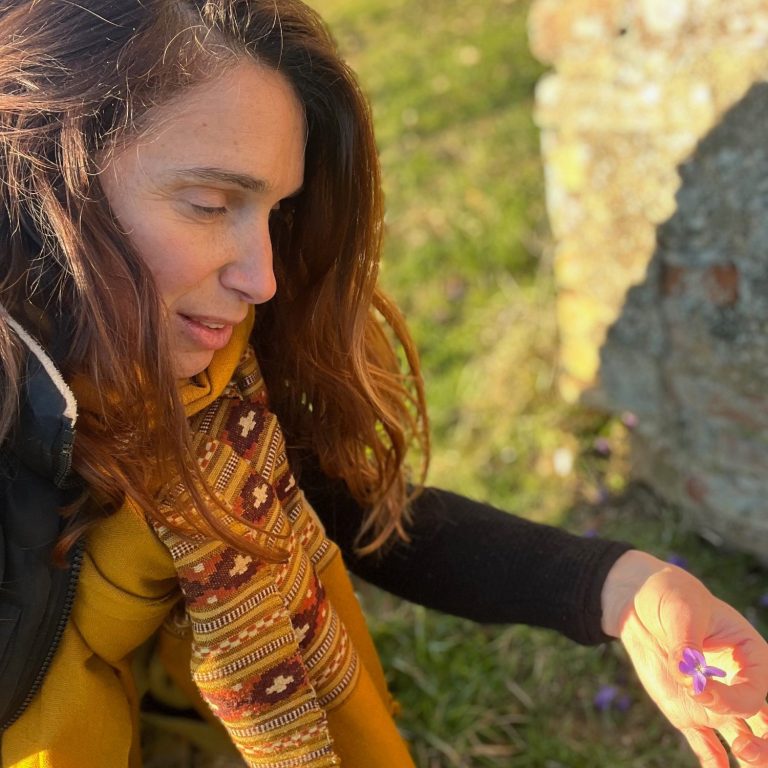 Chloé Lechevalier fondatrice de Beaupre CL votre guide pour partir à la découverte des plantes sauvages comestible. Teambuilding 